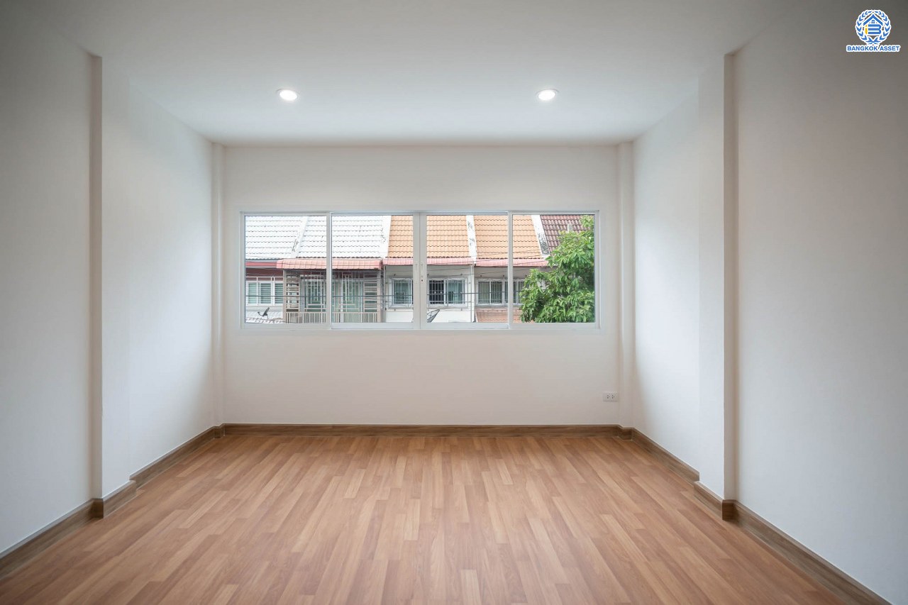 บ้านมือสองตกแต่งใหม่ โครงการ มิตรรุ่งเรือง จรัญสนิทวงศ์ เนื้อที่ 27 ตร.ว. ฟังก์ชัน 3 ห้องนอน 2 ห้องน้ำ จอดรถได้ 1 คัน บนทำเลศักยภาพ เชื่อมต่อหลายเส้นทาง ใกล้จุดขึ้นทางด่วน "ศรีรัช" และรถไฟฟ้าสายสีน้ำเงิน "สถานีไฟฉาย"